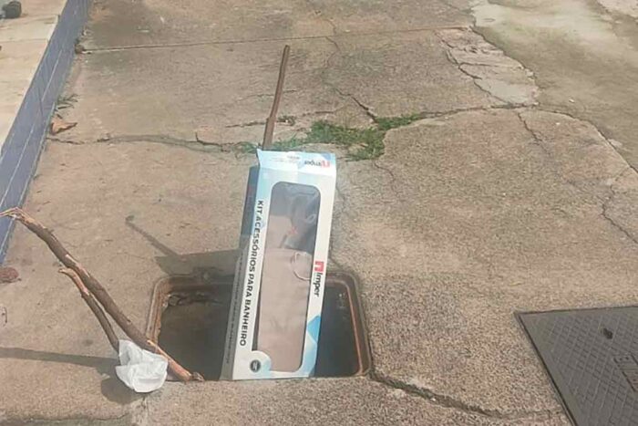 Tampa de ferro aberta oferece riscos à segurança de pedestres 1 VU 19 12