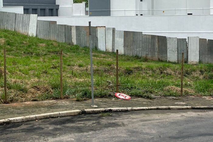 Placa derrubada compromete fluidez do trânsito na Zona Sul 1 VU Estrela Sul