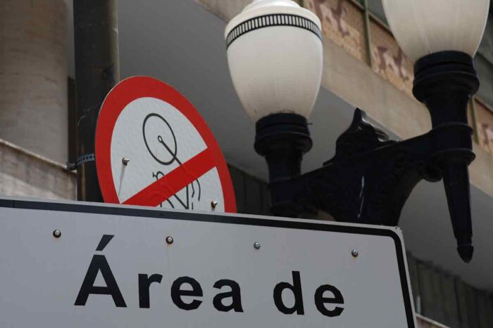 Irregularidade em sinalização pode causar acidentes na Rua Halfeld 1 VU PLACA ESCONDIDA CALCADAO DA RUA HALFELD FOTO LEONARDO COSTA