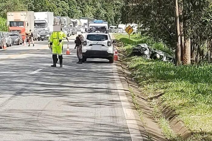 Carro bate em árvore, mata mulher e deixa mãe ferida na BR-040 1 acidente na BR-040 - Barbacena Online