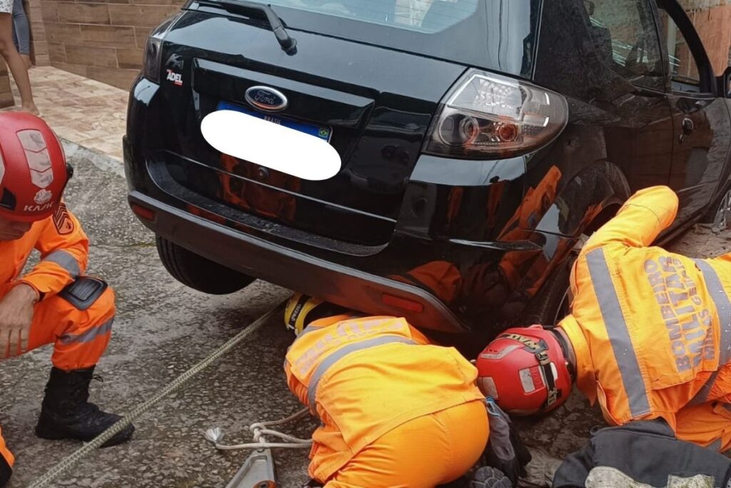 Motorista prende o pé no acelerador e bate contra muro 1 muro