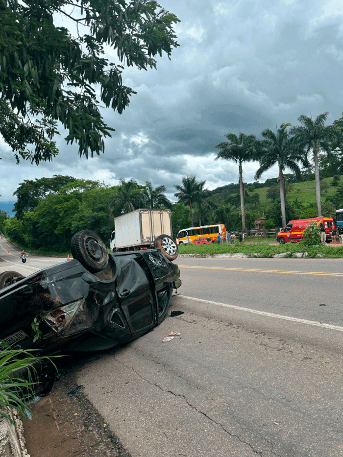 Carro com seis pessoas capota na BR-356 em Muriaé 1 br-365 capotamento