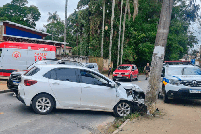 Carro bate em poste e crianças de 5 e 11 anos ficam feridas 1 carro