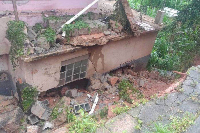 Barranco desliza e atinge casa em Juiz de Fora 1 deslizamento grajau by bombeiros editada