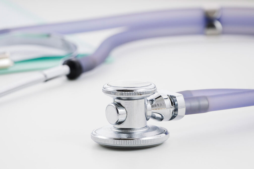 Trio é condenado por exercício ilegal da medicina 1 equipamento medico by freepik