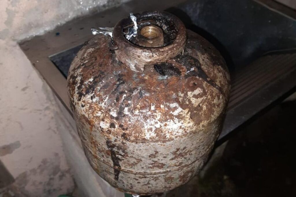 Casa pega fogo após mangueira de botijão de gás romper 1 casa