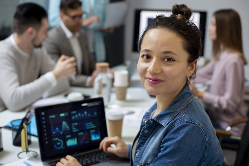 Carreiras em alta para 2025: quais profissões devem dominar o mercado de trabalho? 2 modern equipped computer lab 3