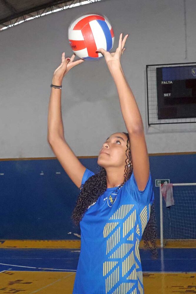 Juiz-forana de 15 anos vai para o time de vôlei do Fluminense 1 Atleta Fluminense 3