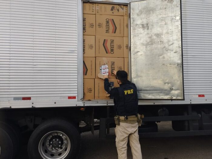 Mais de 425 mil maços de cigarro contrabandeados são apreendidos entre caixas de bolacha em município mineiro 1 Carregamento com mais de 425 mil macos de cigarro contrabandeados e apreendido em cidade mineira