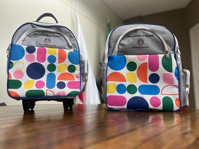 Secretaria de Educação de cidade mineira distribui mochilas para 10.500 alunos da rede municipal 1 mochilas