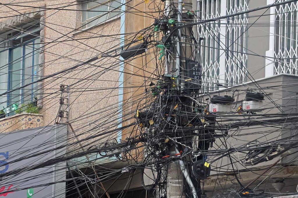 Excesso de cabos e fios é problema que se arrasta há anos em Juiz de Fora 2 Excesso de cabos e fios