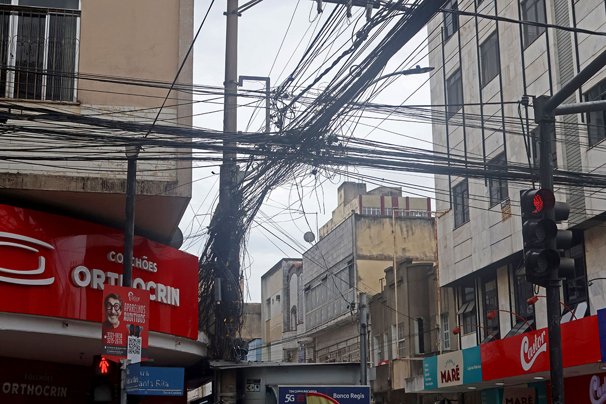 Excesso de cabos e fios é problema que se arrasta há anos em Juiz de Fora 1 FIACAO PREDIOS CENTRO 005 FOTO LEONARDO COSTA