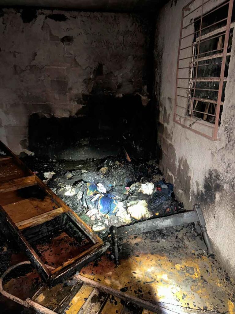 Incêndio causado por vela deixa casal e criança de 4 anos feridos em Juiz de Fora 1 Incendio Humaita foto bombeiros 2 int