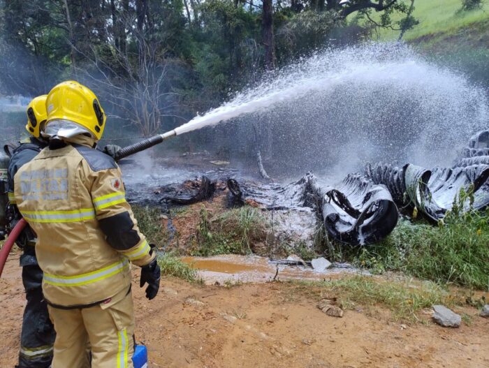 Canos pegam fogo em obra de drenagem da Prefeitura de Juiz de Fora 1 Incendio Sao Bernardo tubos PVC foto Bombeiros 2