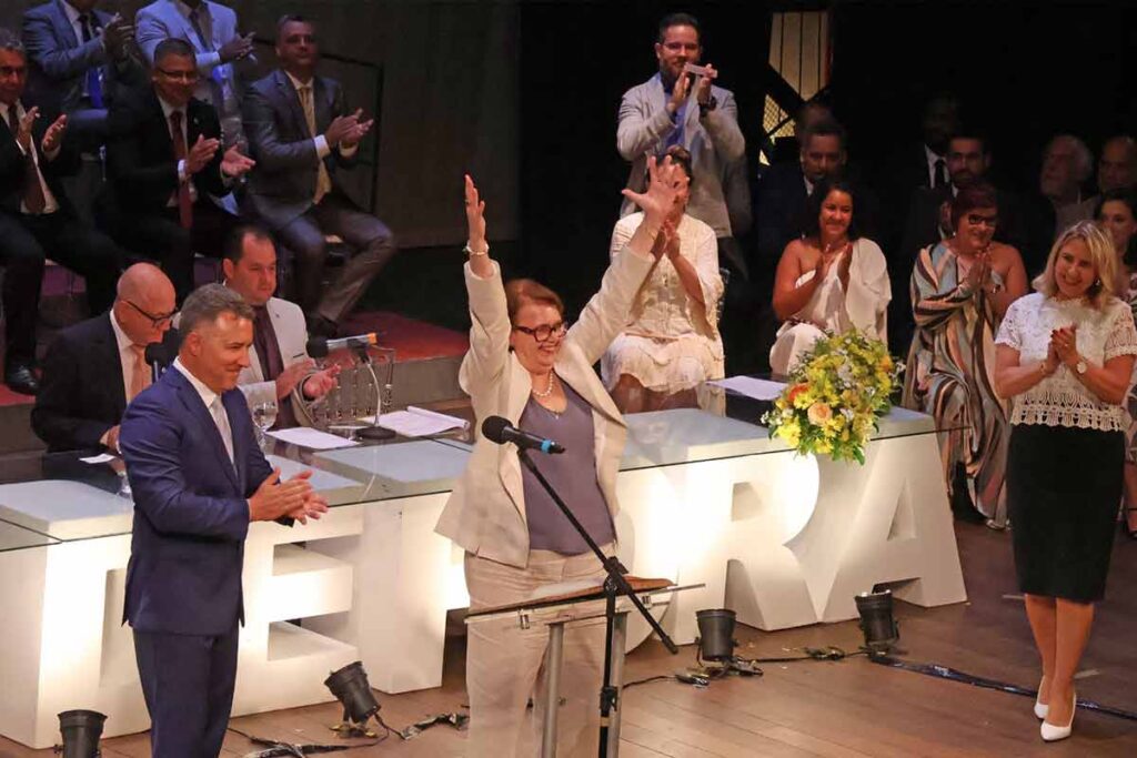 ‘Sarrafo mais alto’: prefeita reeleita reforça compromissos de campanha 2 Margarida Salomao posse Leonardo Costa