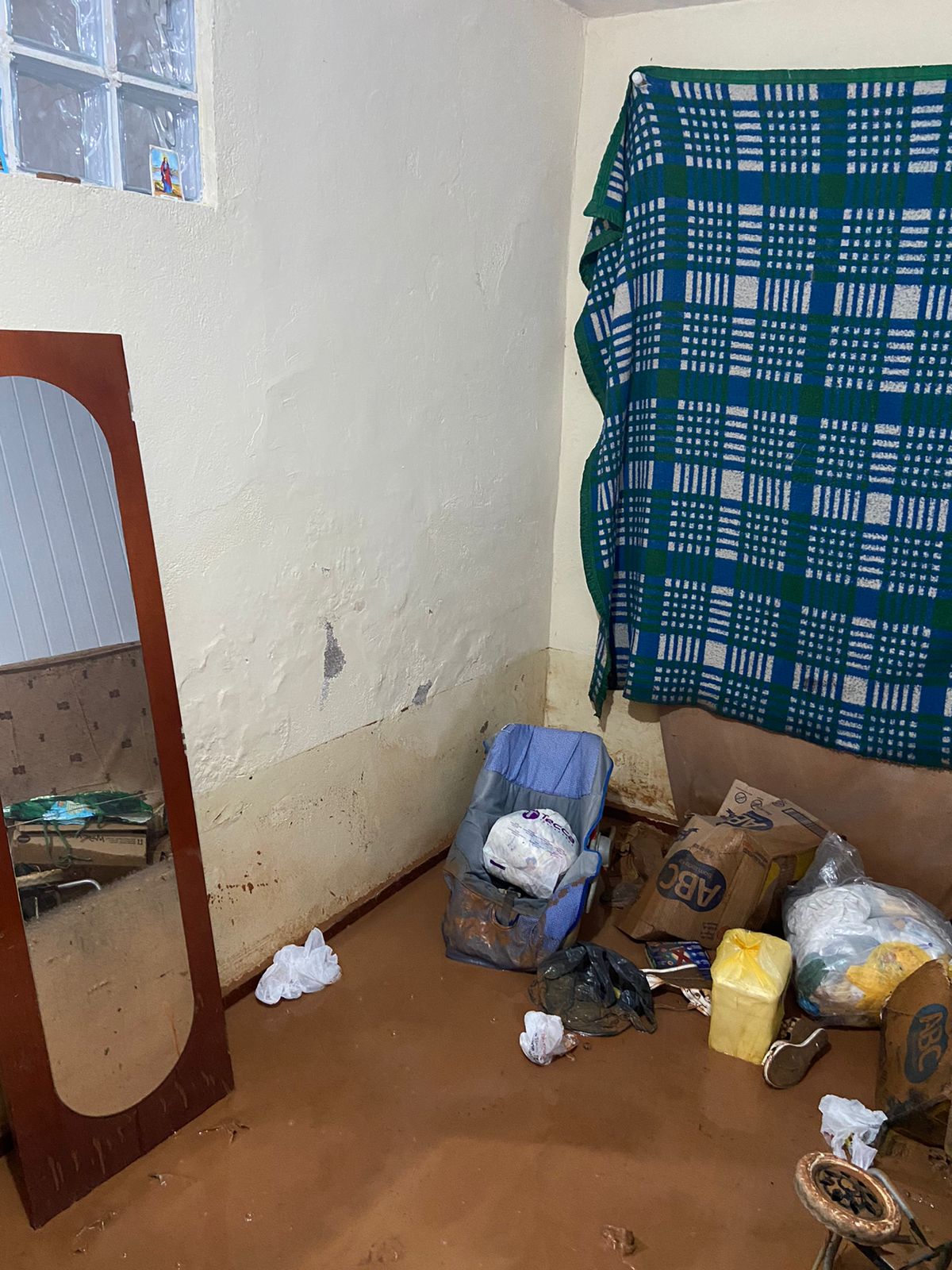Muro rompe com acúmulo de chuva e inunda nove casas em Barbacena 1 Muro rompe com acúmulo de chuva e inunda nove casas em Barbacena 1