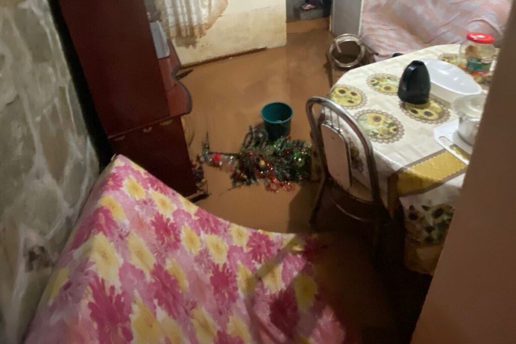 Muro rompe com acúmulo de chuva e inunda cerca de nove casas em Barbacena 1 Muro rompe com acumulo de chuva e inunda nove casas em Barbacena 2 1
