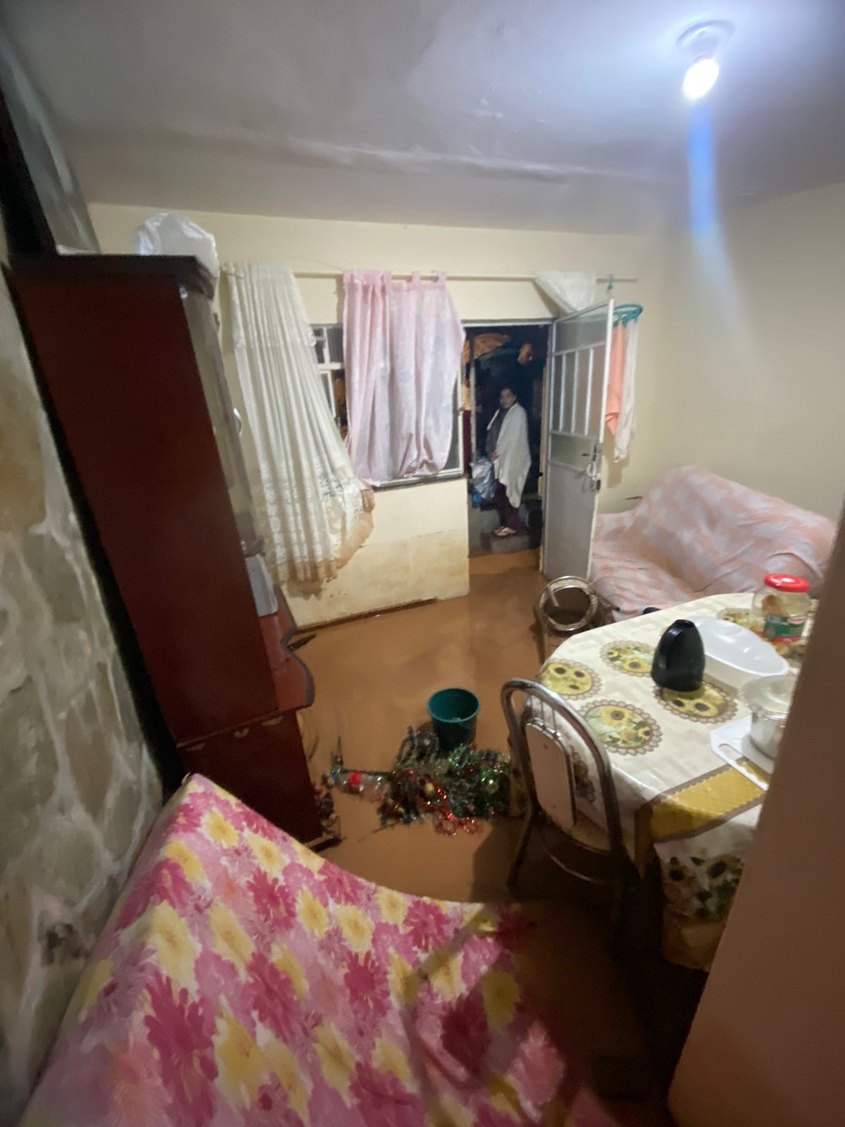 Muro rompe com acúmulo de chuva e inunda nove casas em Barbacena 2 Muro rompe com acúmulo de chuva e inunda nove casas em Barbacena 2