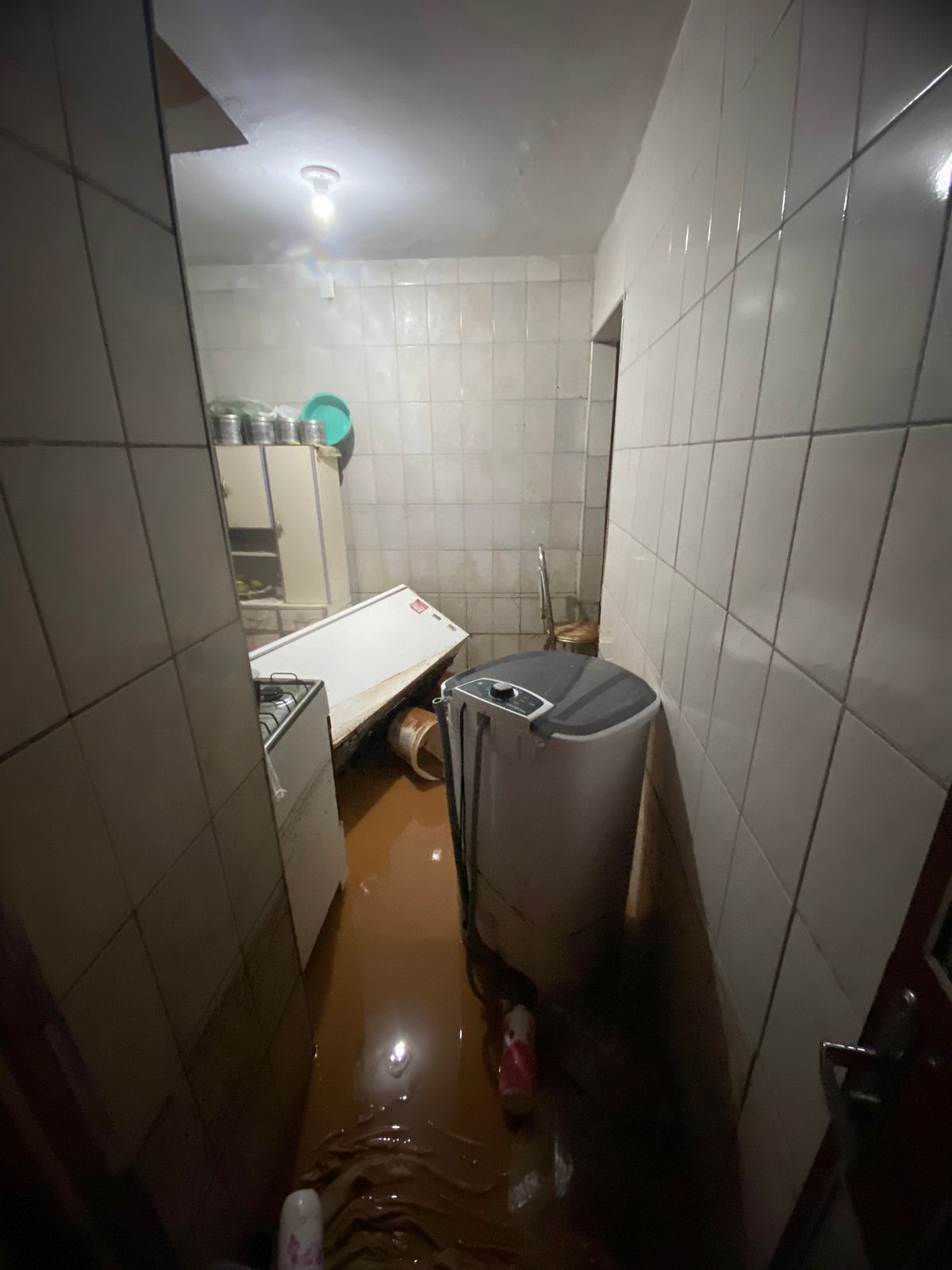 Muro rompe com acúmulo de chuva e inunda nove casas em Barbacena 3 Muro rompe com acúmulo de chuva e inunda nove casas em Barbacena 3