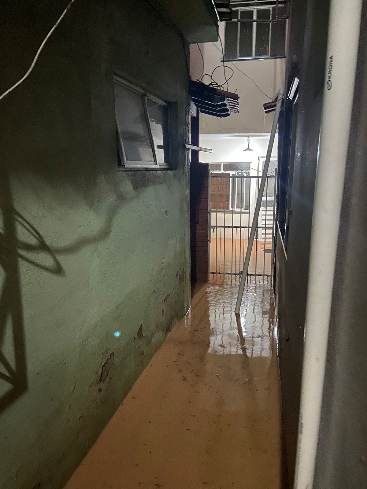 Muro rompe com acúmulo de chuva e inunda nove casas em Barbacena 4 Muro rompe com acúmulo de chuva e inunda nove casas em Barbacena 4