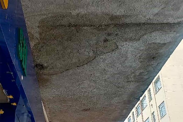 Marquise trincada no Centro preocupa pedestres e comerciantes 1 VU BATISTA DE OLIVEIRA