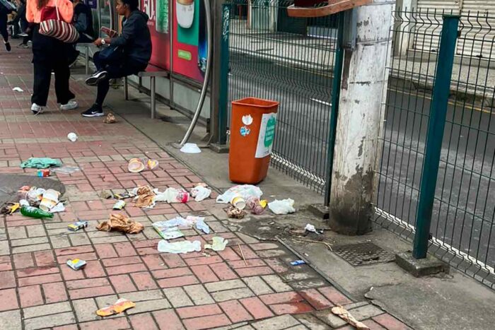Lixeira é vandalizada em ponto de ônibus na Rio Branco 1 VU CENTRO