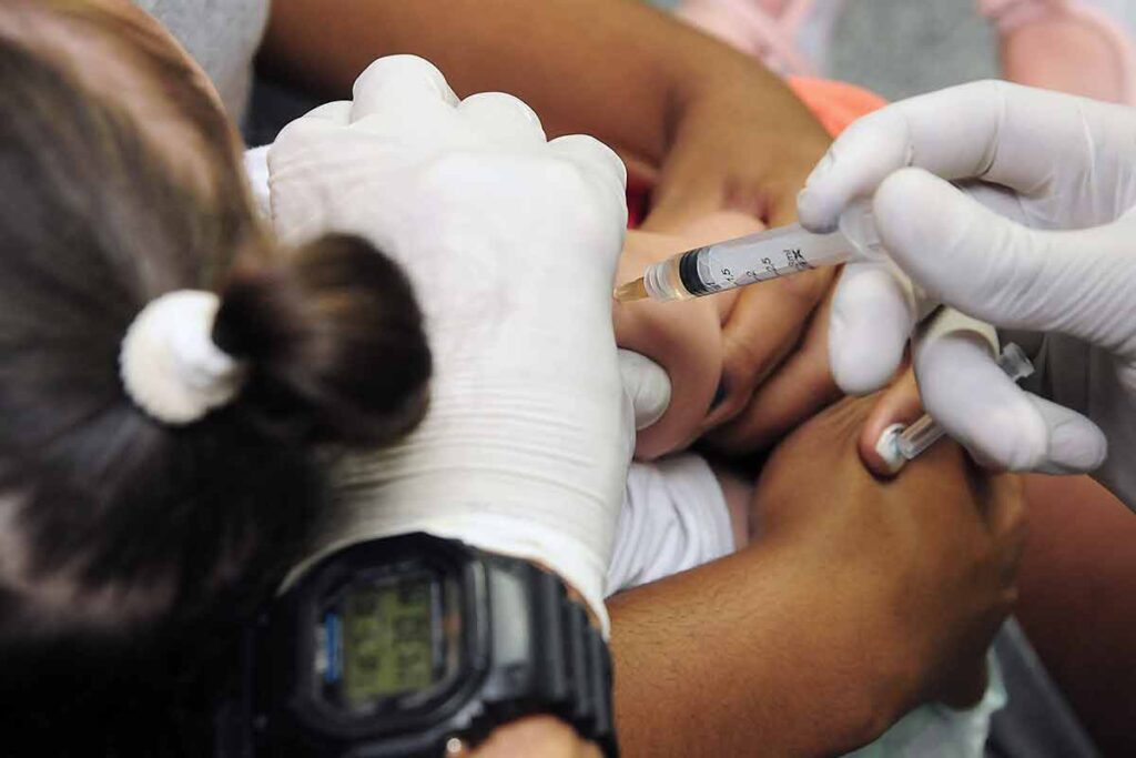 Nova vacina no SUS amplia proteção de bebês contra meningite 1 Vacinação poliomielite