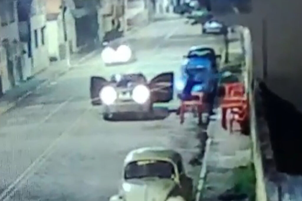 Homem é assassinado a tiros em estabelecimento comercial 1 homem