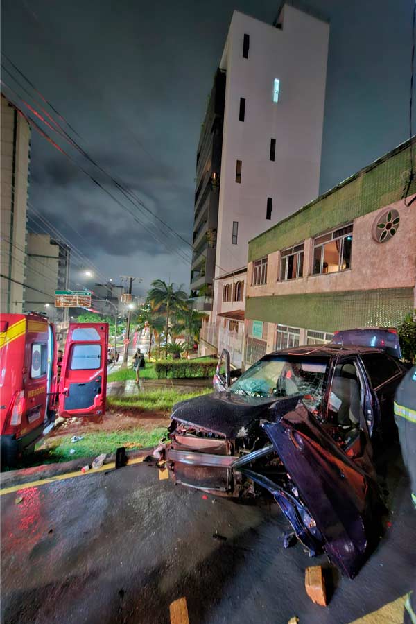 Garganta do Dilermando: carro bate em poste, atinge muro e 5 pessoas ficam feridas 1 acidente garganta rio branco foto bombeiros