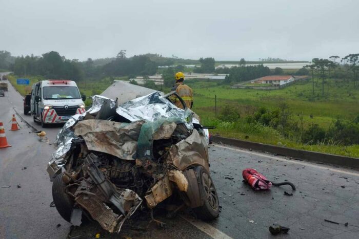 Cinco ocupantes de um carro morrem em acidente na BR-040; criança é uma das vítimas 1 br 040 acidente carandai foto bombeiros 4