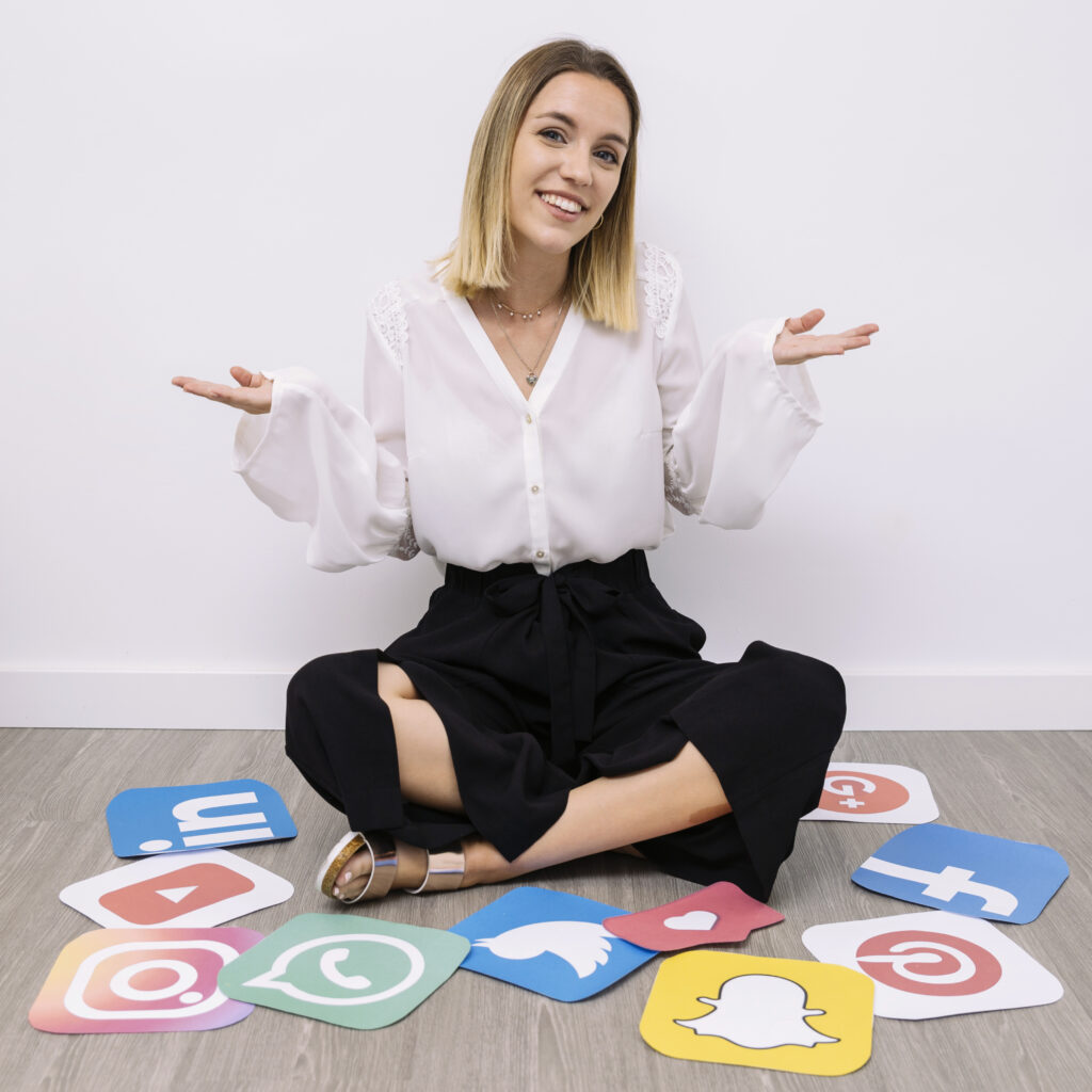 Marca pessoal: a conexão entre quem você é, o que faz e como o mundo percebe 2 businesswoman sitting floor with social media icons shrugging