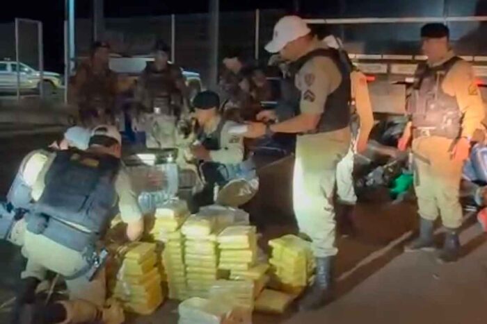 Caminhão com carga de ração é apreendido transportando drogas avaliadas em R$ 16 milhões 1 caminhao drogas pmr