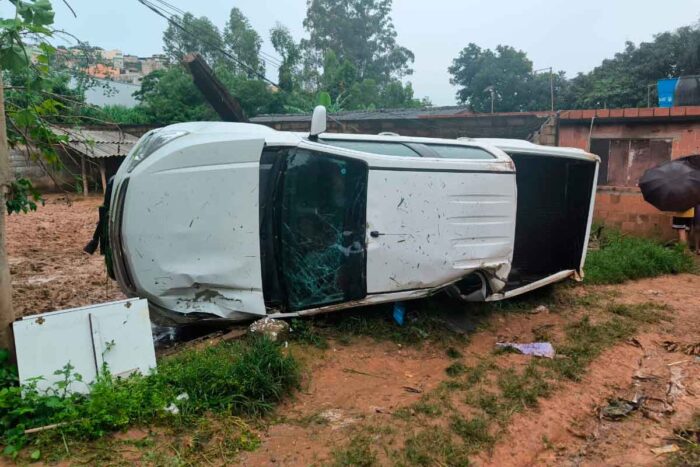 Caminhonete cai em ribanceira de cerca de 30 metros no acesso a BR-267 em Juiz de Fora 1 caminhonete br 267 bombeiros 1