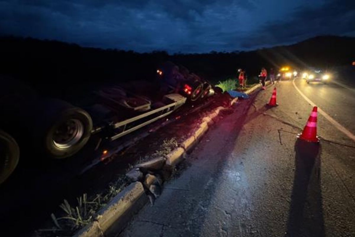 Dois acidentes em 24h: carretas com cerveja e com macarrão tombam na BR-116 e deixam vítimas 1 carreta br 116 PRF 1