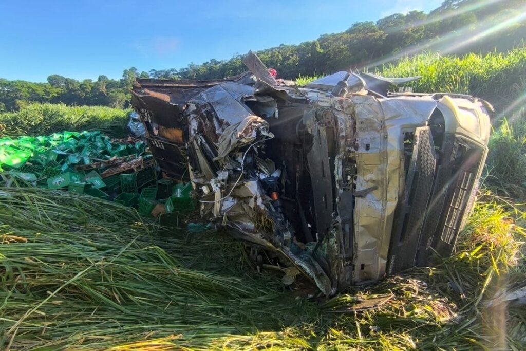 Dois acidentes em 24h: carretas com cerveja e com macarrão tombam na BR-116 e deixam vítimas 2 carreta br 116 PRF
