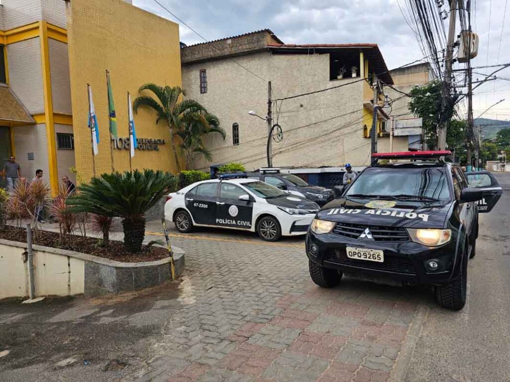 Carro suspeito de envolvimento em homicídio de jovem é apreendido em Três Rios 1 carro apreendido tres rios