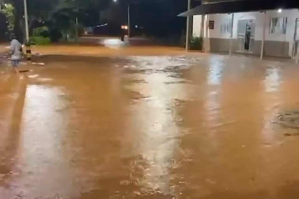 Idoso morre soterrado após fortes chuvas em cidade da região 1 chuva carangola by redes sociais