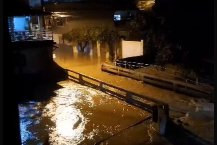 Chuvas causam enchentes e comprometem ponte em cidade da região 1 Chuvas causam estragos em Recreio