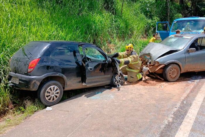 Colisão frontal deixa quatro vítimas na rodovia entre Lima Duarte e Olaria 1 colisao frontal bombeiros