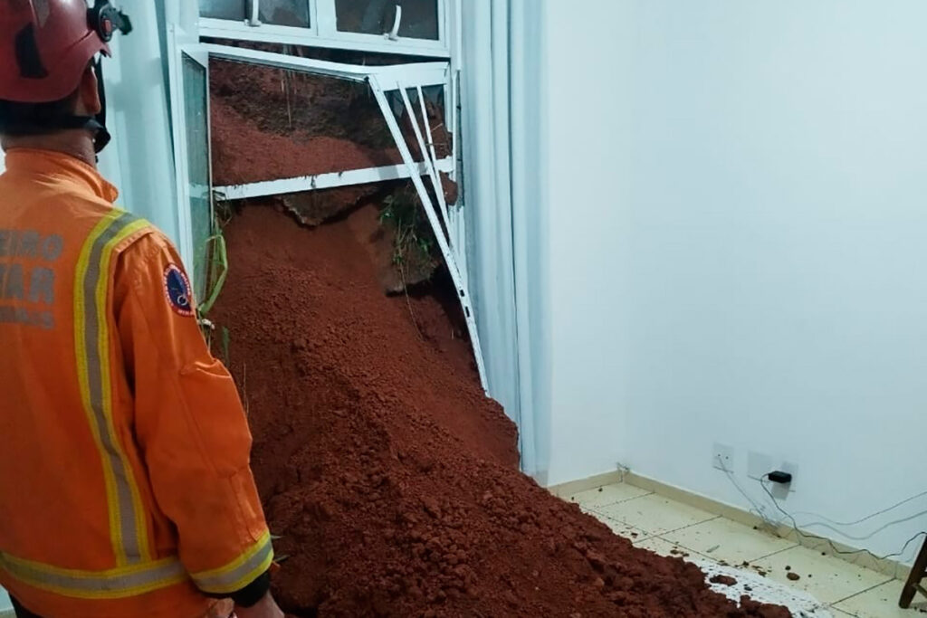 Deslizamento interdita apartamentos no Granbery e desaloja 6 pessoas 4 Deslizamento interdita apartamentos no Granbery e desaloja 6 pessoas