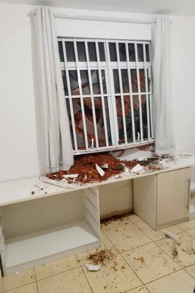 Deslizamento interdita apartamentos no Granbery e desaloja 6 pessoas 2 deslizamento talude granbery foto bombeiros 1