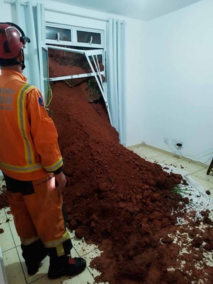 Deslizamento interdita apartamentos no Granbery e desaloja 6 pessoas 1 deslizamento talude granbery foto bombeiros 2