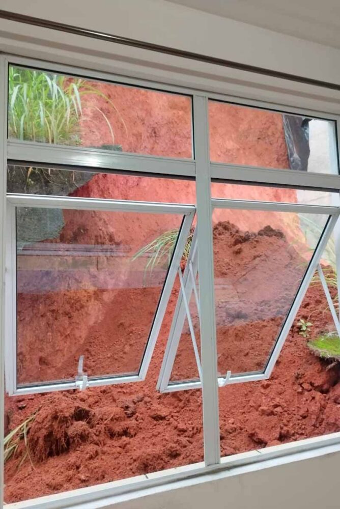 Deslizamento interdita apartamentos no Granbery e desaloja 6 pessoas 3 deslizamento talude granbery foto bombeiros 3