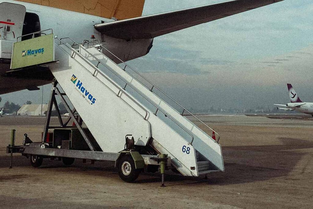 Passageiro morre ao cair de escada de desembarque de avião 1 escada aviao pexels