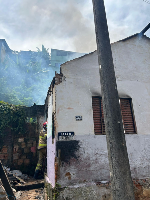 Residência abandonada pega fogo em Santos Dumont 1 incendio casa abandonada santos dumont
