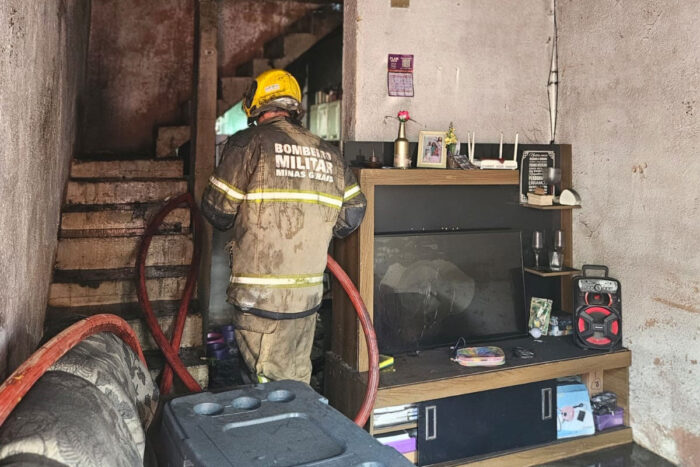 Cachorros são resgatados de imóvel incendiado na Zona Norte 1 incendio ponte preta by divulgacao bombeiros
