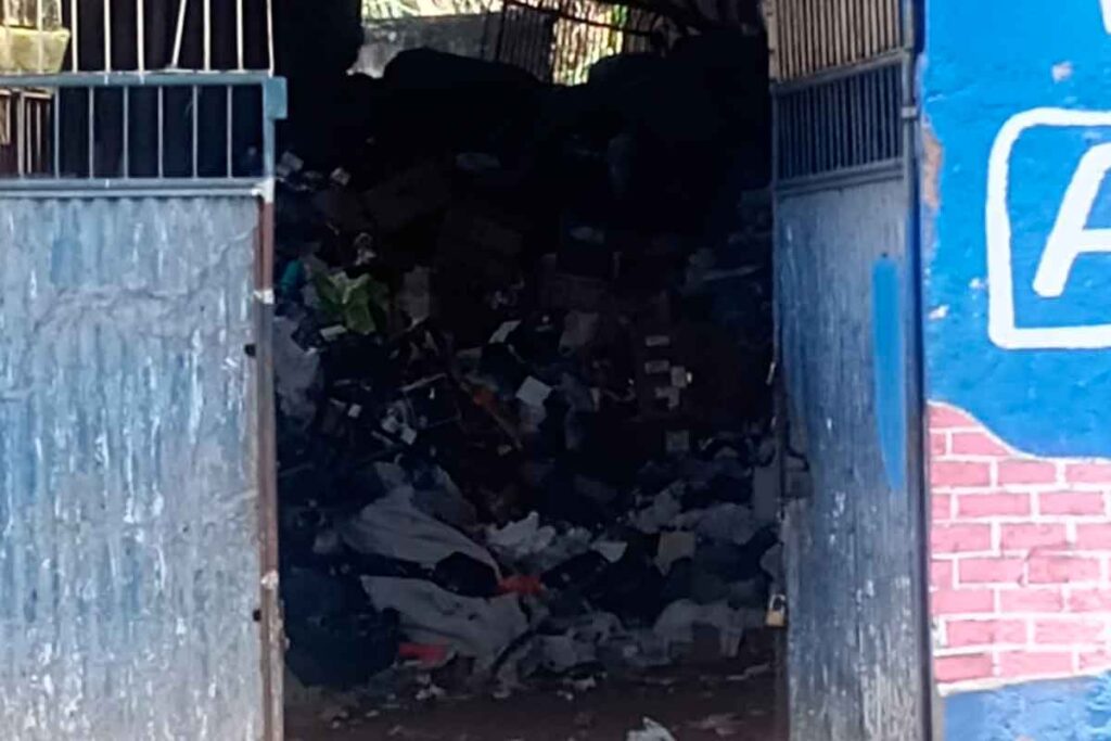 Moradores da Rua Vitorino Braga denunciam galpão utilizado como depósito de lixo 2 lixao destacada