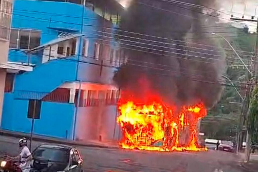 VÍDEO: Incêndio atinge carro, ônibus urbano e muro de creche em Juiz de Fora 4 onibus incendio nossa senhora das gracas foto bombeiros