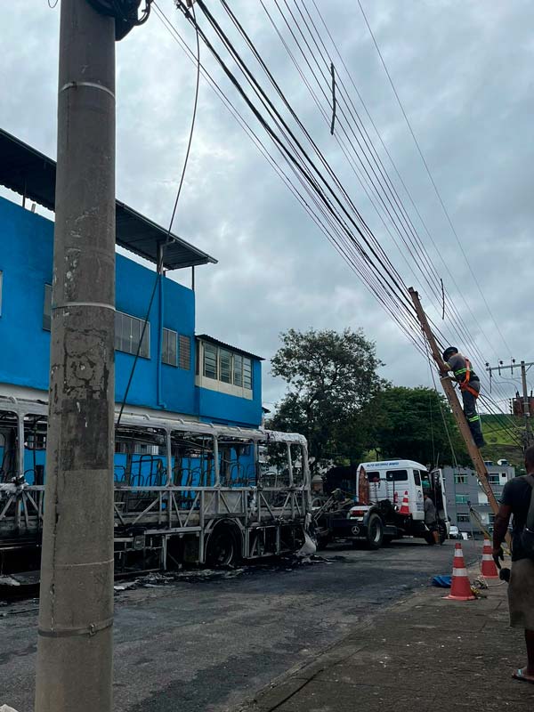 VÍDEO: Incêndio atinge carro, ônibus urbano e muro de creche em Juiz de Fora 1 onibus incendio nossa senhora das gracas foto pamela costa 2
