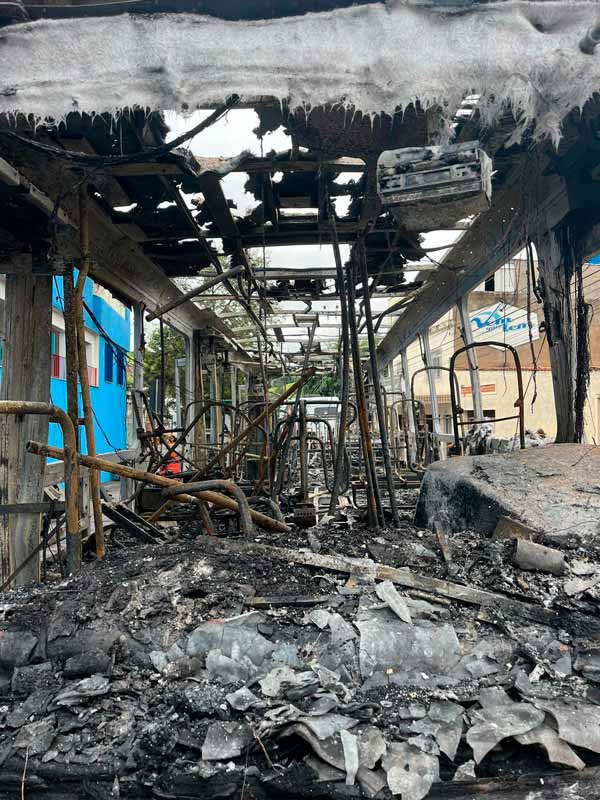 VÍDEO: Incêndio atinge carro, ônibus urbano e muro de creche em Juiz de Fora 2 onibus incendio nossa senhora das gracas foto pamela costa